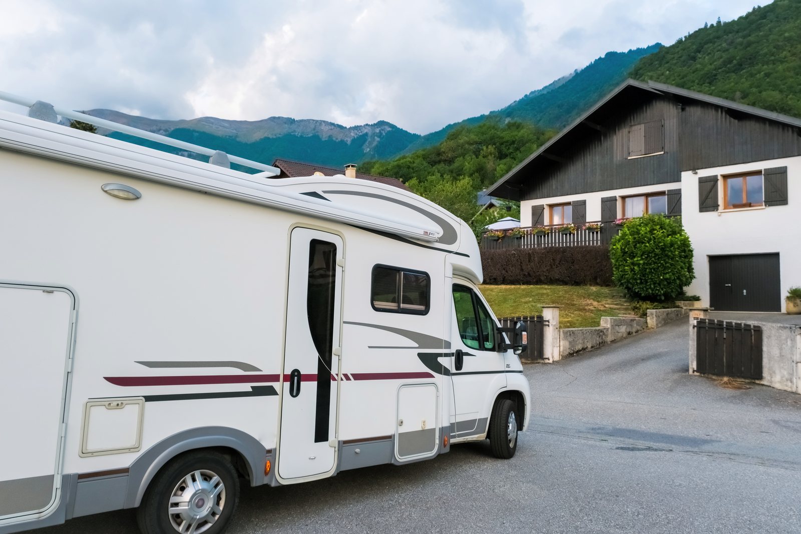 Frau überlegt, ob Wohnmobil beleihen für sie geeignet ist